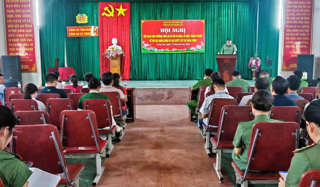 Công an xã Trung Lộc đối thoại với cơ quan, tổ chức, doanh nghiệp về thủ tục hành chính