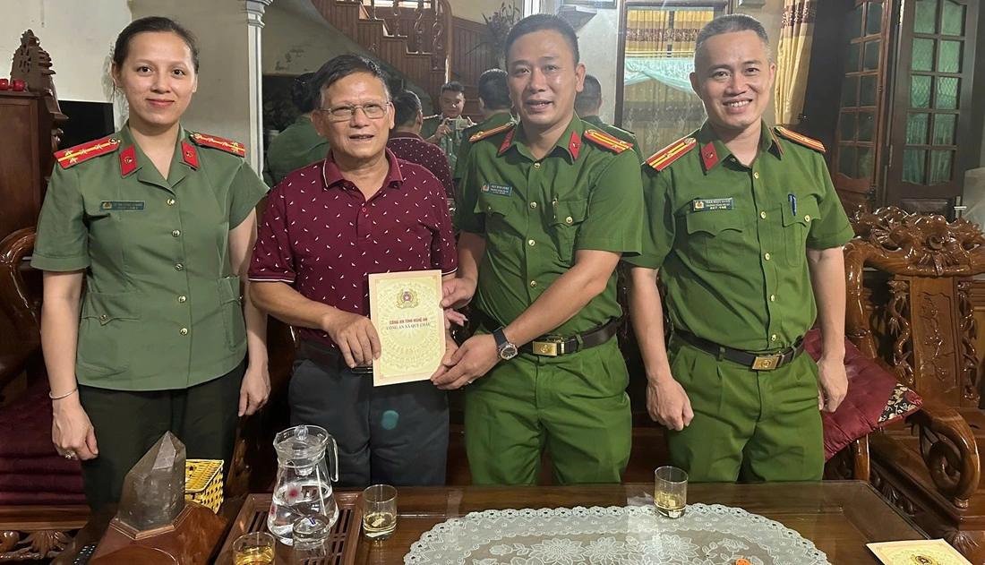 Công an xã Quỳ Châu thăm hỏi, tặng quà nhân Ngày truyền thống Công an nhân dân Việt Nam