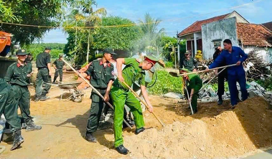 Công an xã Nghĩa Mai hỗ trợ xây dựng nhà tình nghĩa cho hộ cận nghèo