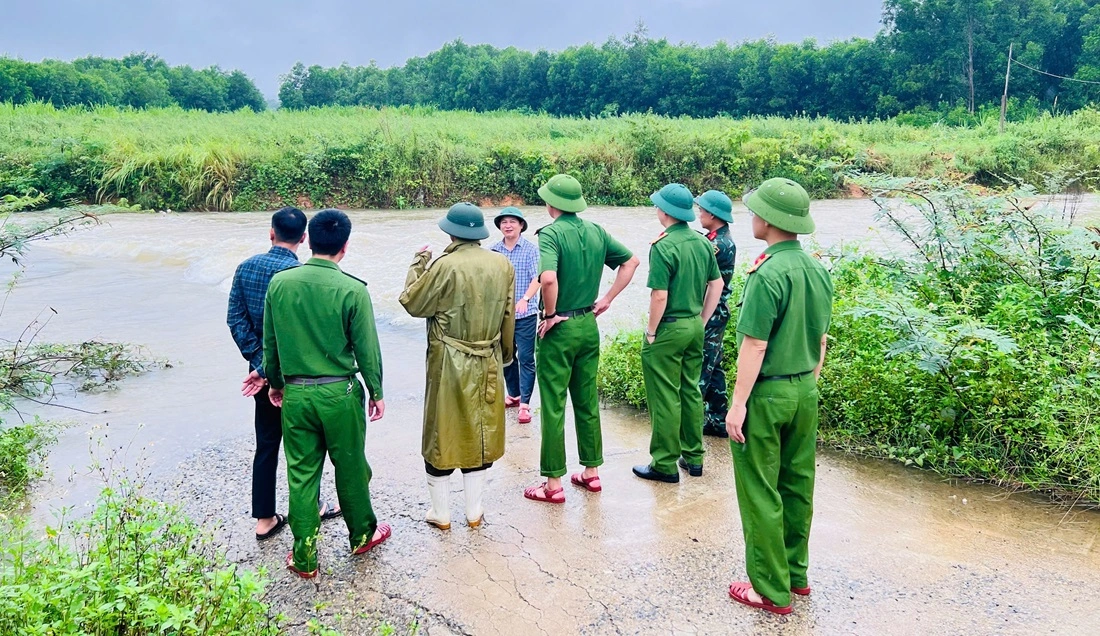 Công an xã Nghĩa Đàn tuyên truyền, cảnh báo người dân ứng phó với mưa lũ