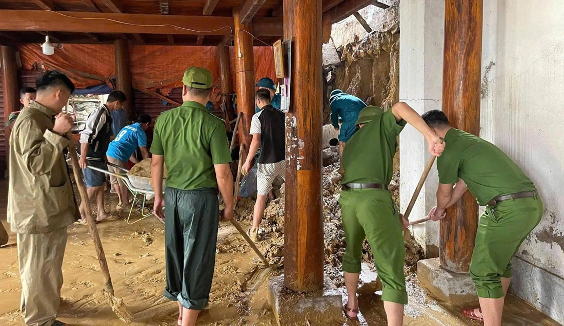 Công an xã Hùng Chân giúp đỡ nhân dân khắc phục hậu quả sạt lở