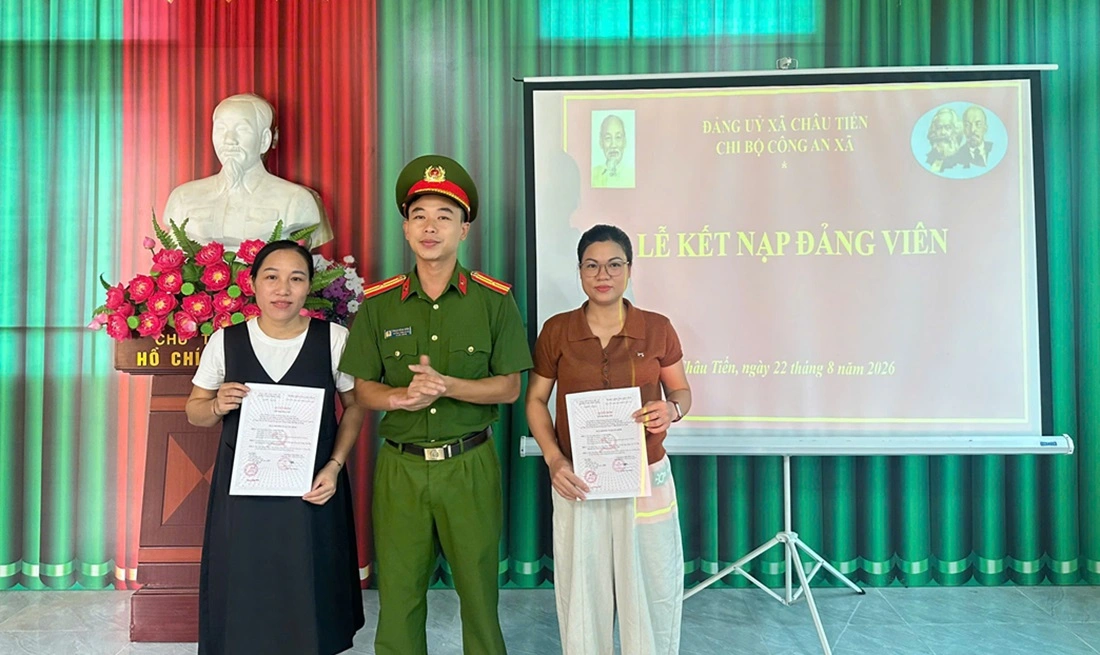 Công an xã Châu Tiến tổ chức lễ kết nạp đảng viên