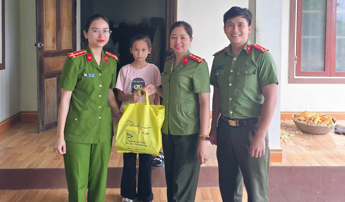 Công an xã Nghĩa Thọ tặng quà con đỡ đầu nhân dịp năm học mới