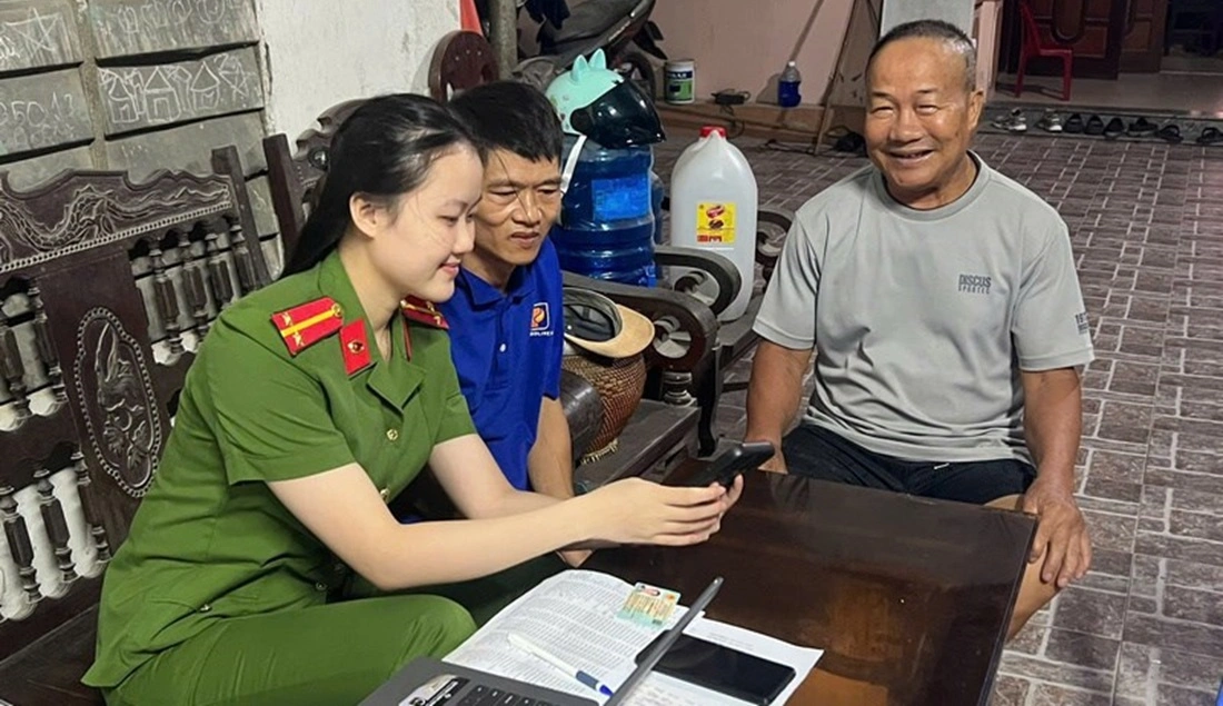 Công an xã Hưng Nguyên hướng dẫn người dân đăng ký khai báo tạm trú