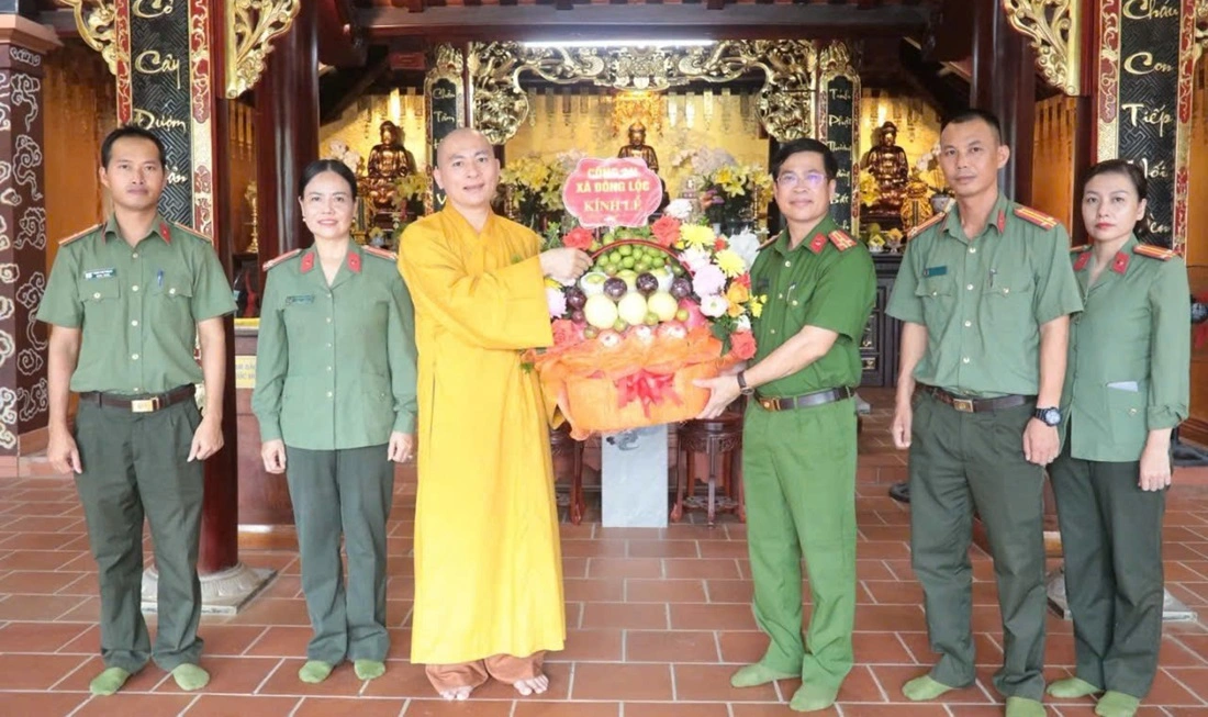Công an xã Đông Lộc chúc mừng cơ sở Phật giáo nhân dịp Lễ Vu Lan năm 2026