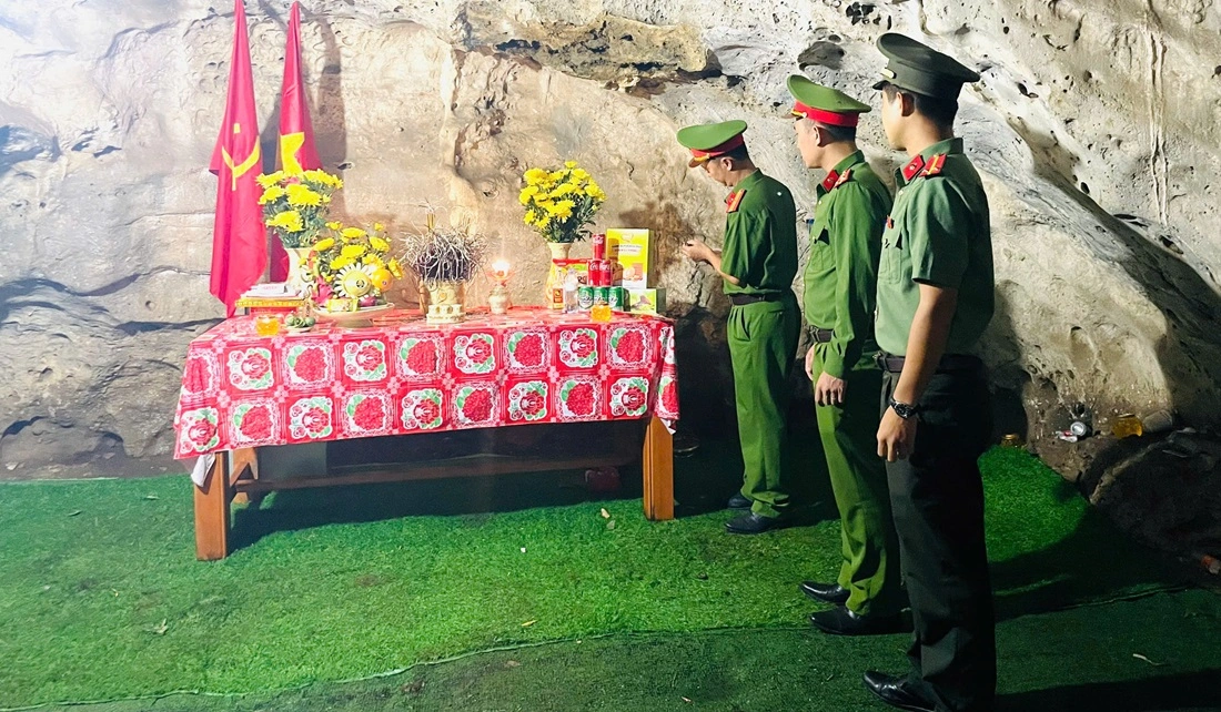 Công an xã Nghĩa Khánh dâng hương tại Khu di tích Hang Rú Ấm