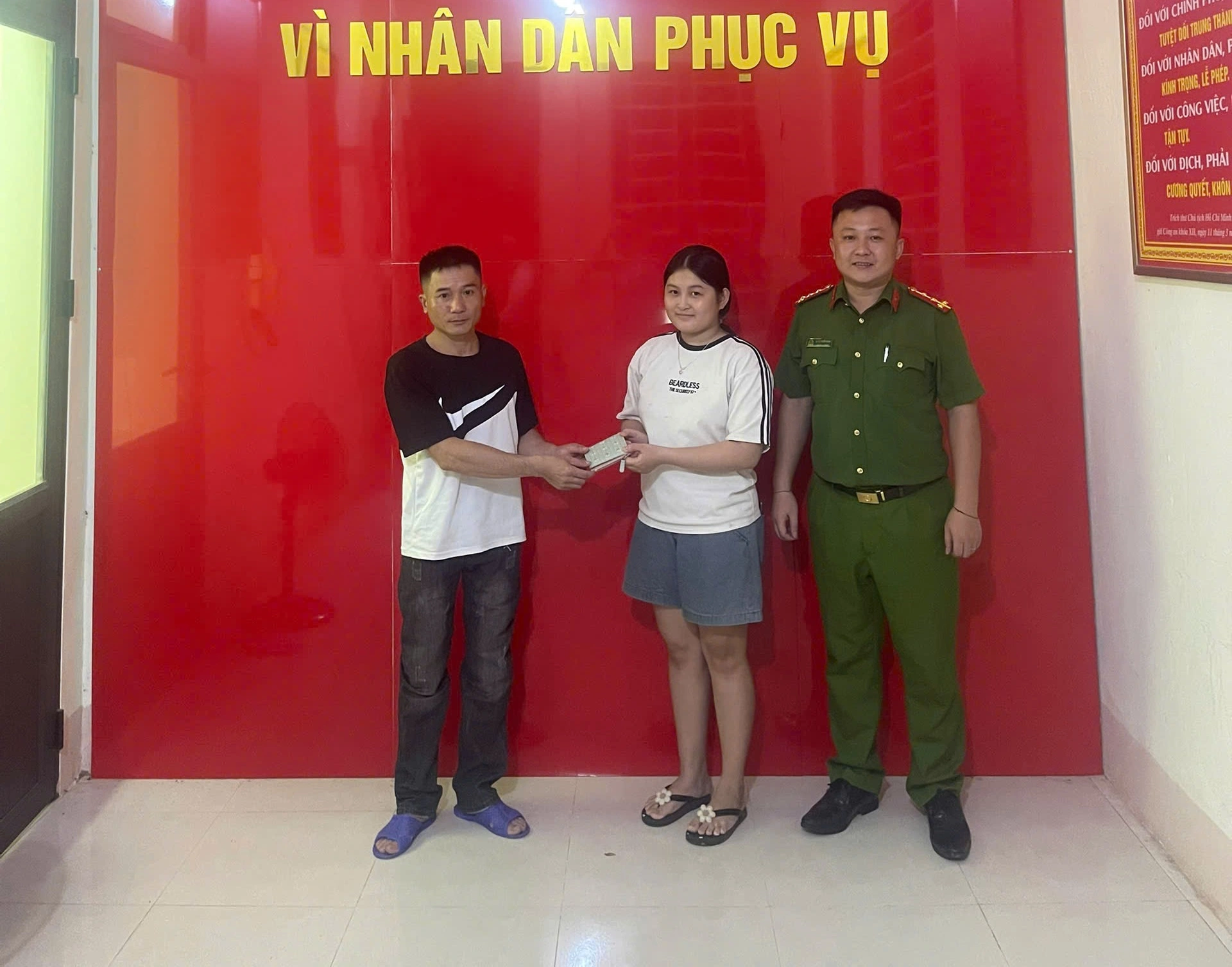 Công an xã Quỳ Châu hỗ trợ người dân nhận lại tài sản đánh rơi