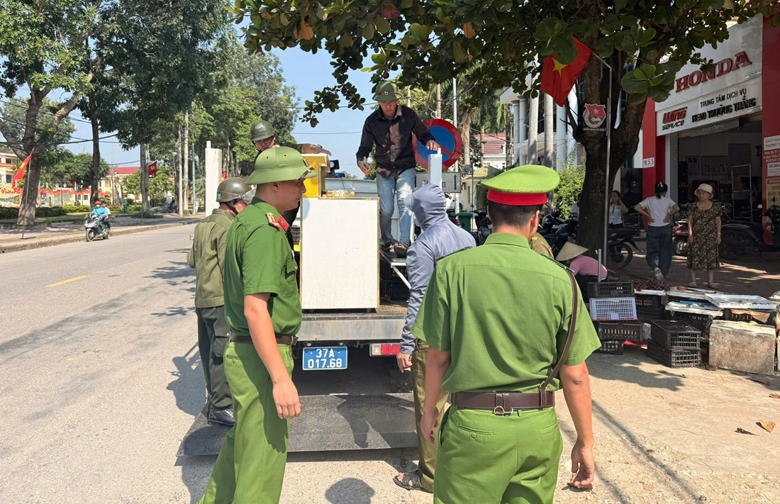 Công an xã Quỳ Châu ra quân giải tỏa hành lang an toàn giao thông