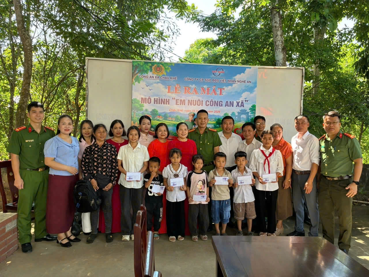 Ra mắt mô hình “Em nuôi Công an xã” và “Bữa cơm em nuôi”