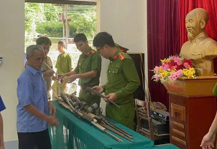 Vận động người dân giao nộp 34 khẩu súng