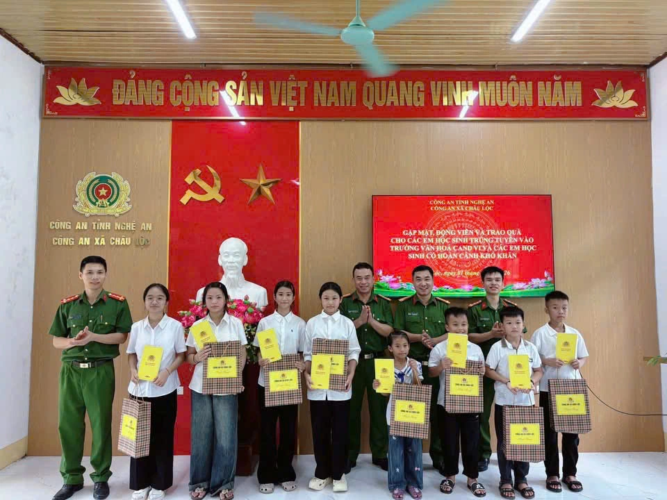 Gặp mặt, động viên và trao quà khuyến học
