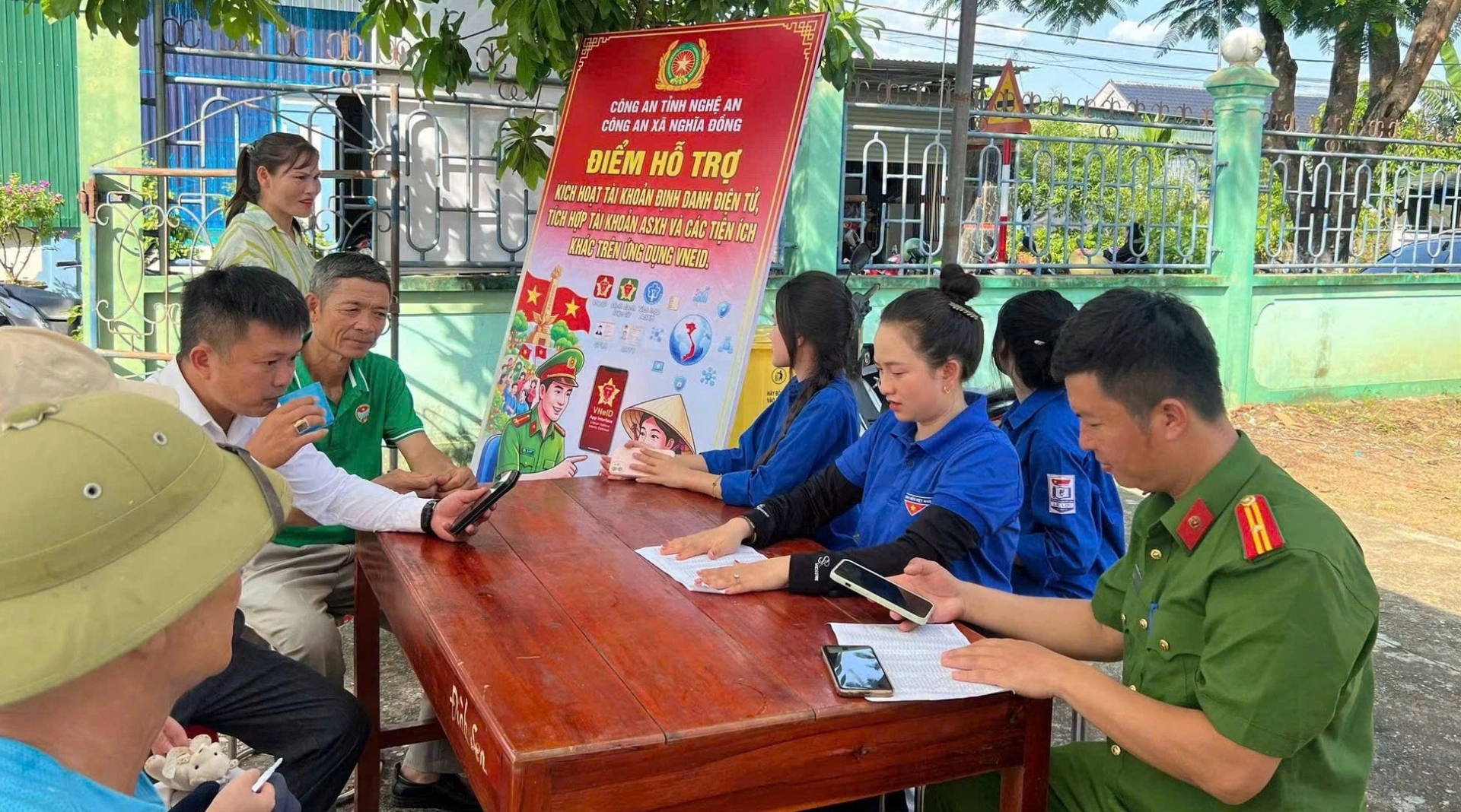 Hỗ trợ người dân kích hoạt tài khoản định danh điện tử