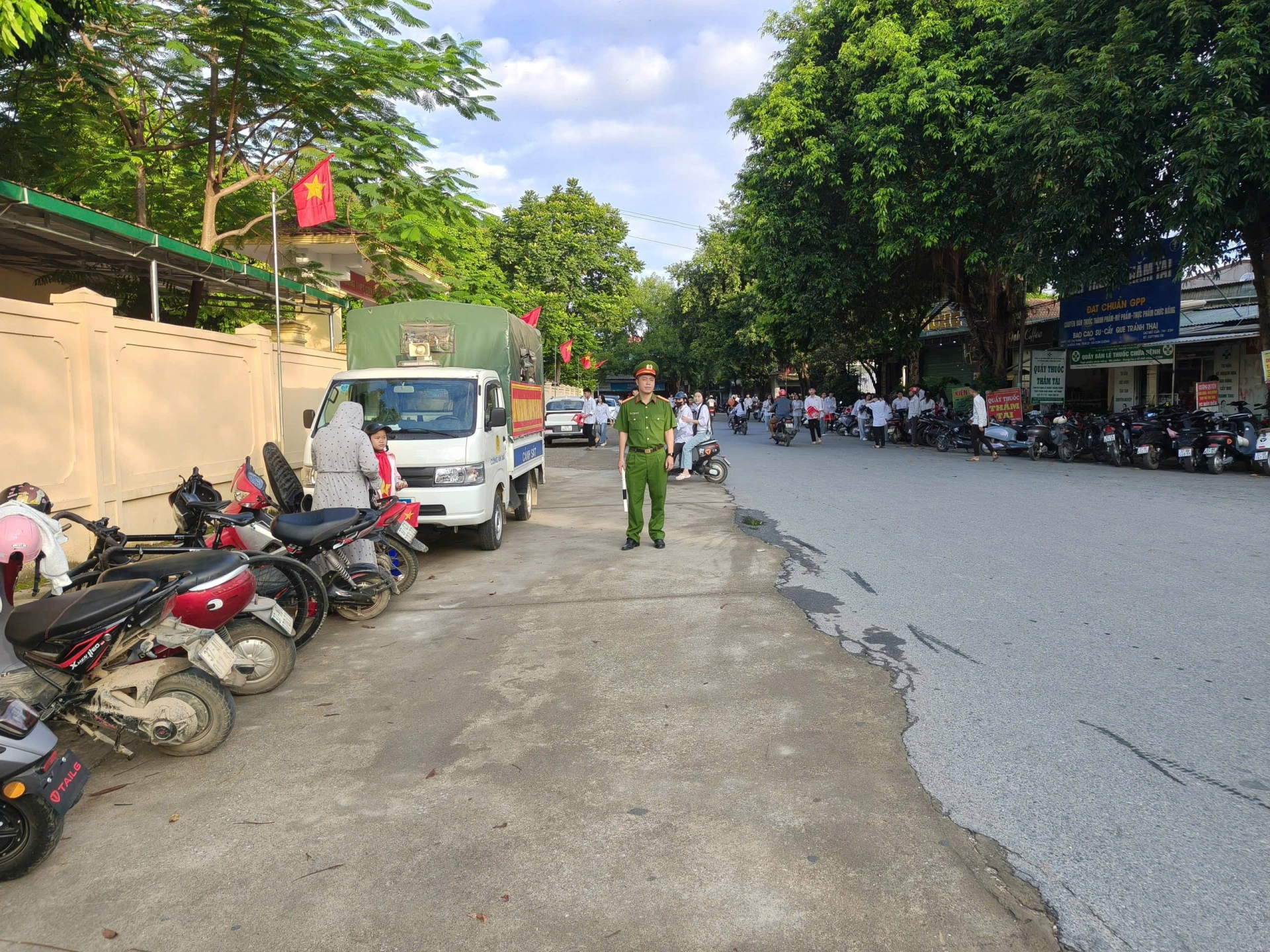 Công an xã Con Cuông bảo đảm ANTT dịp khai giảng