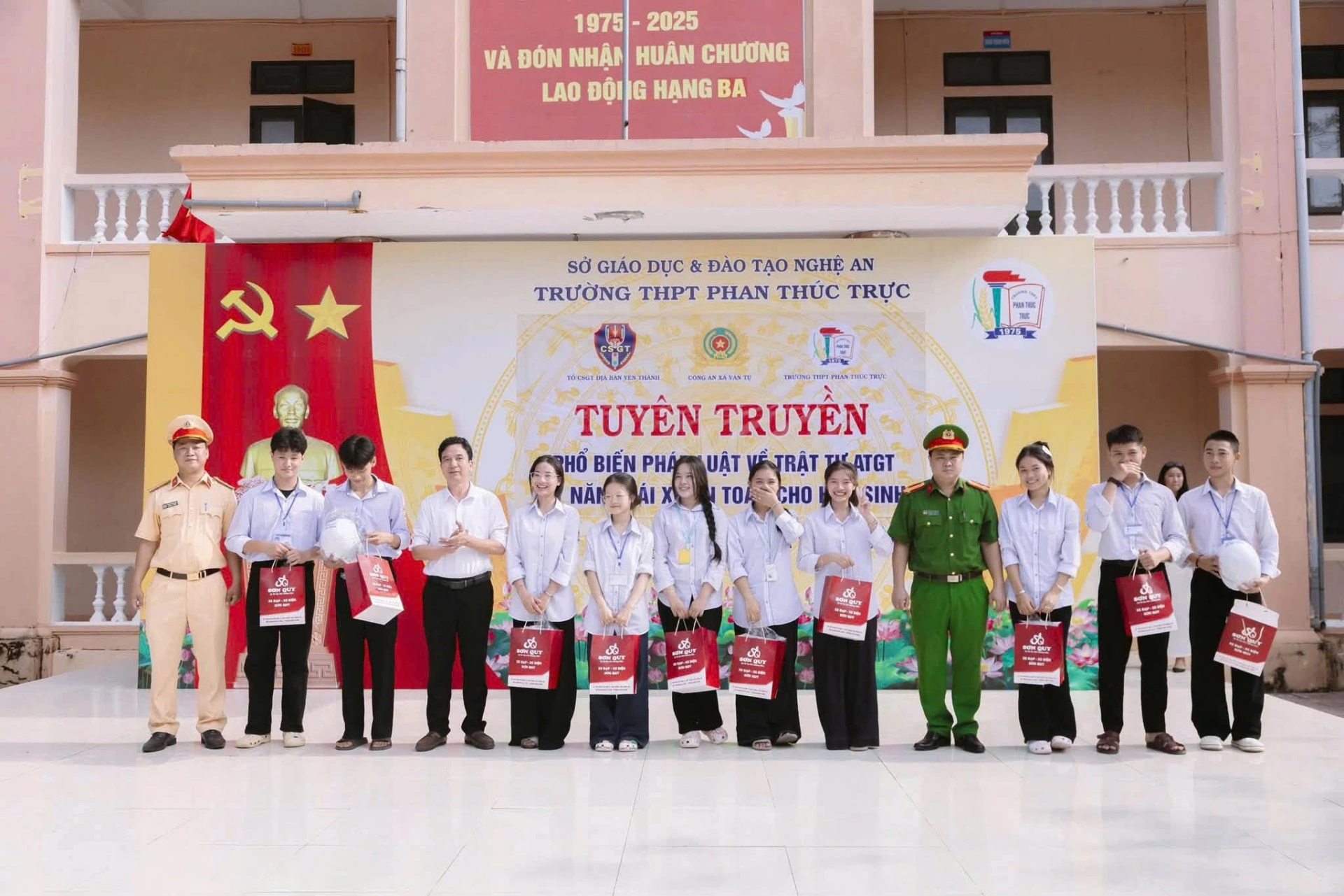 Công an xã trao quà đến với học sinh