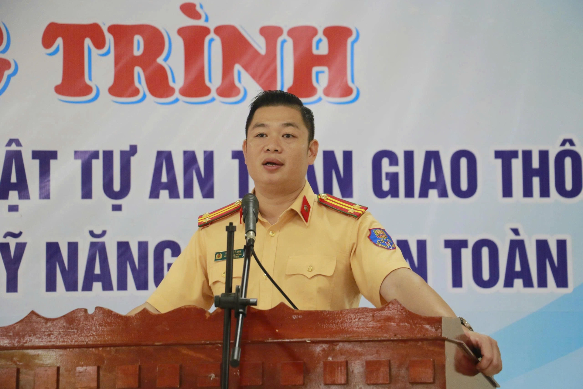 Đồng chí Trung tá Hoàng Lê Anh, Phó Trưởng phòng CSGT phát biểu tại Chương trình