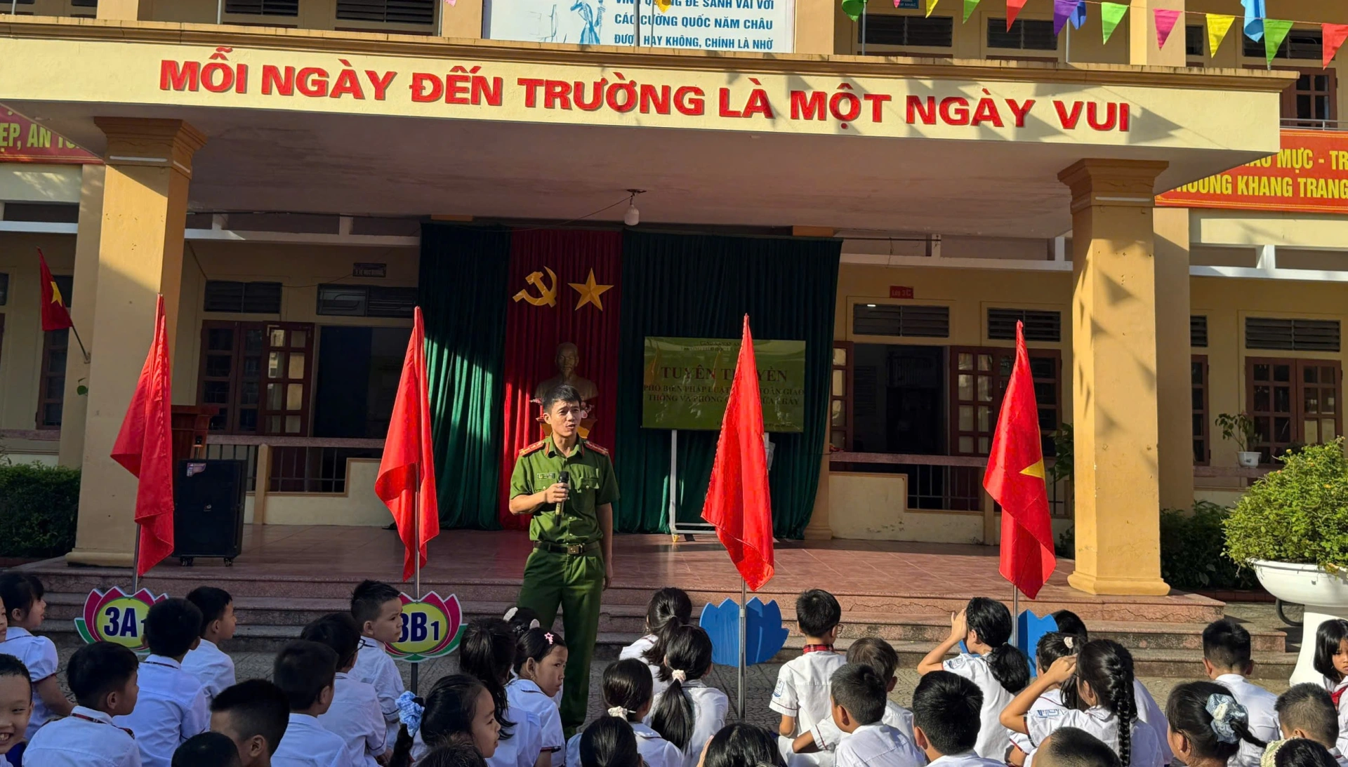 Công an xã Vạn An: Tuyên truyền an toàn giao thông và phòng cháy, chữa cháy tại trường học