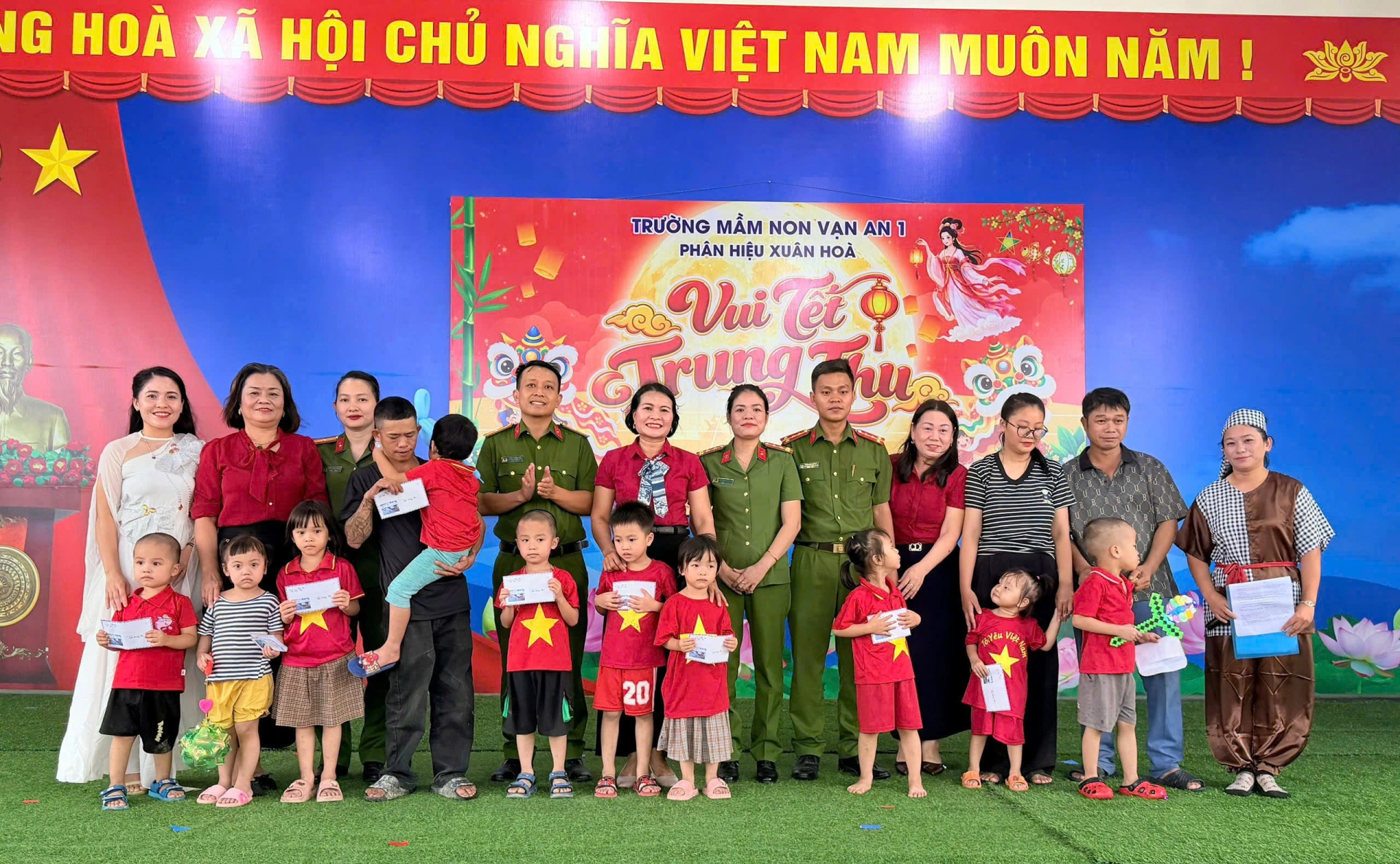 Công an xã Vạn An: Tổ chức hoạt động trao quà trung thu cho trẻ em