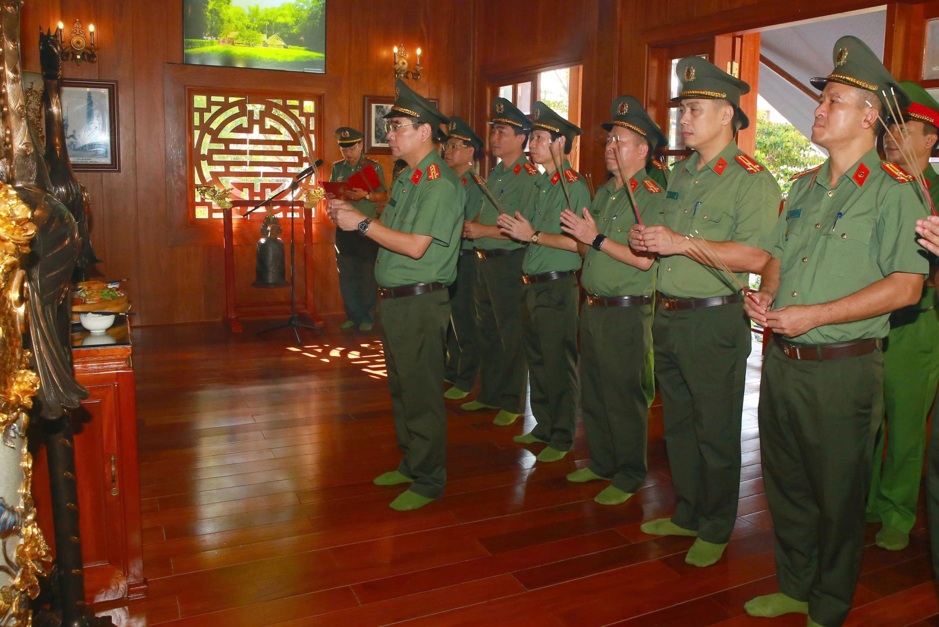 Dâng hương tưởng nhớ Chủ tịch Hồ Chí Minh nhân ngày Giỗ lần thứ 57 của Người