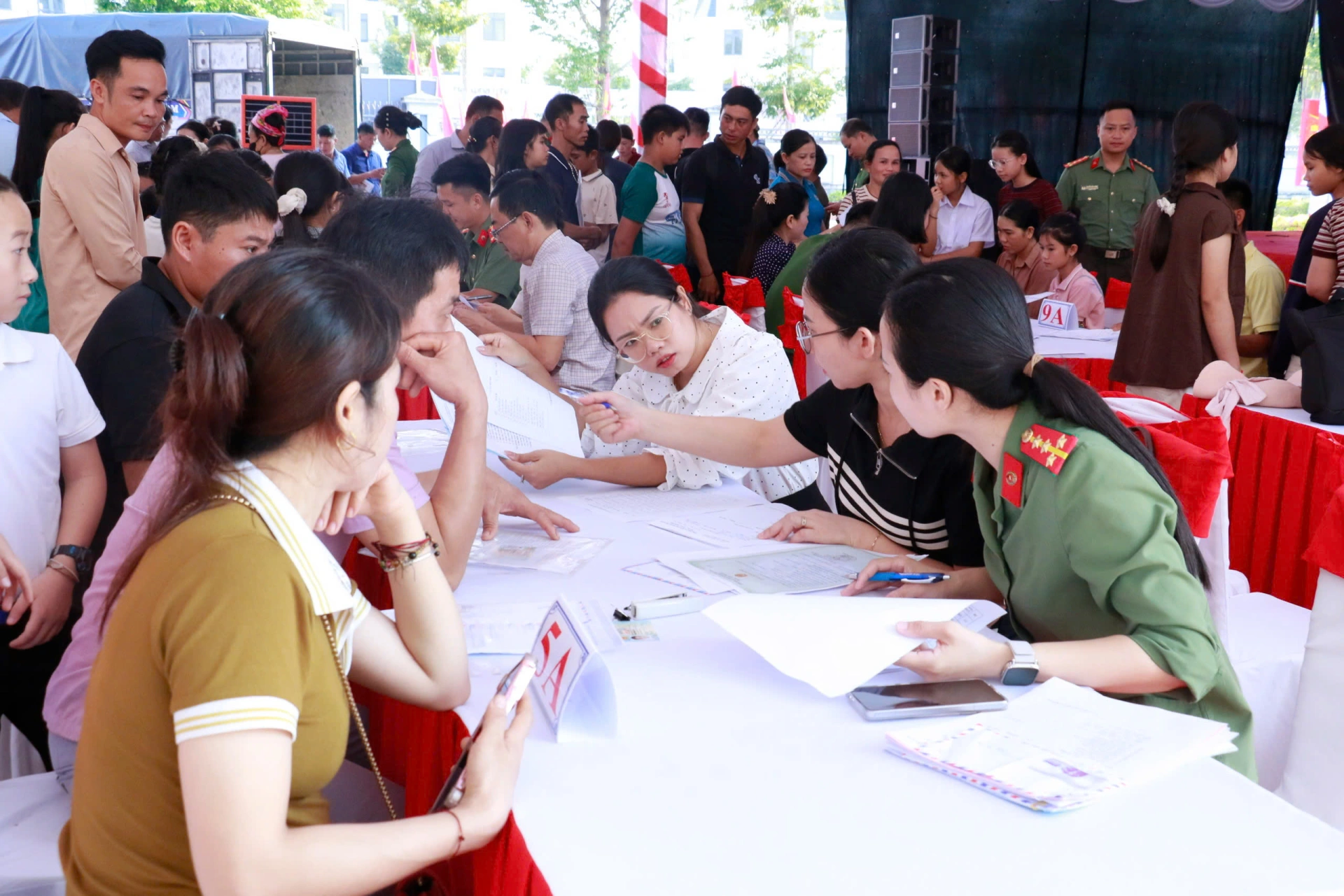 Trường Văn hóa Công an nhân dân VI làm thủ tục nhập học cho học sinh