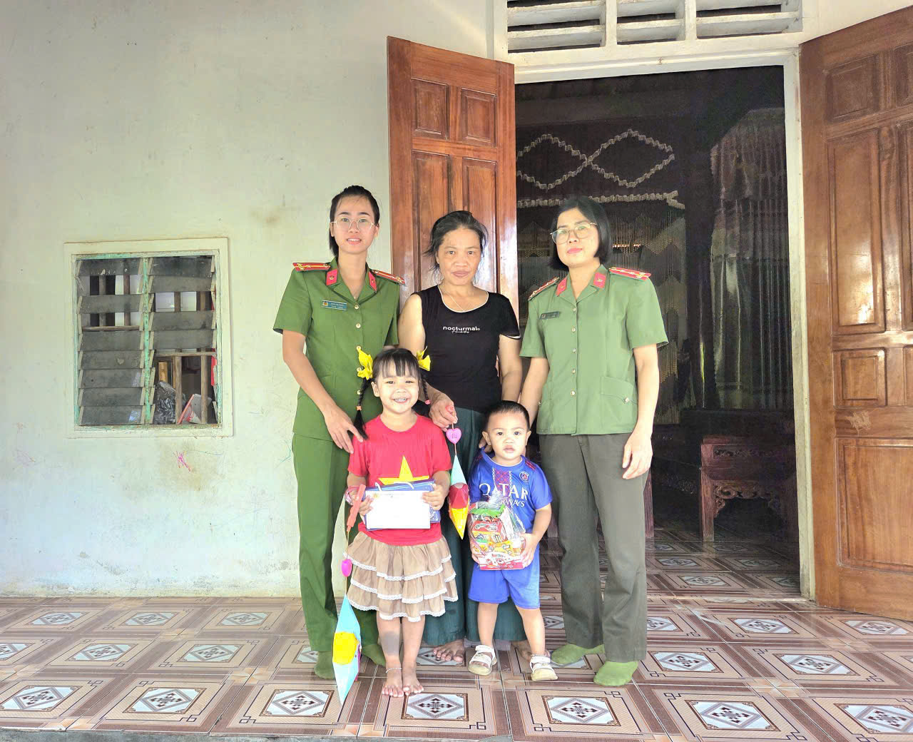 Công an xã trao quà Trung thu tặng “con nuôi” của đơn vị