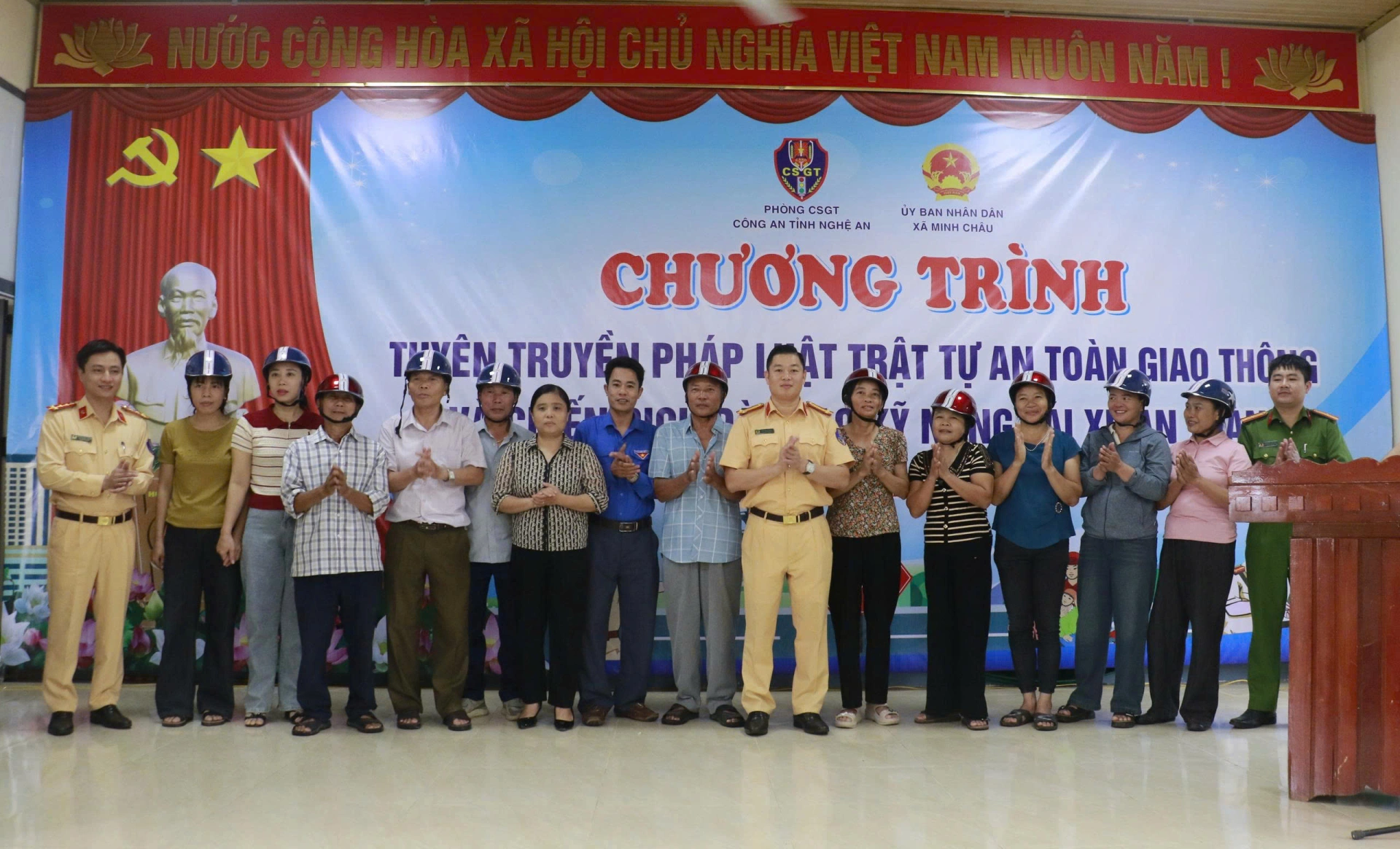 Đại biểu trao mũ bảo hiểm tặng người dân