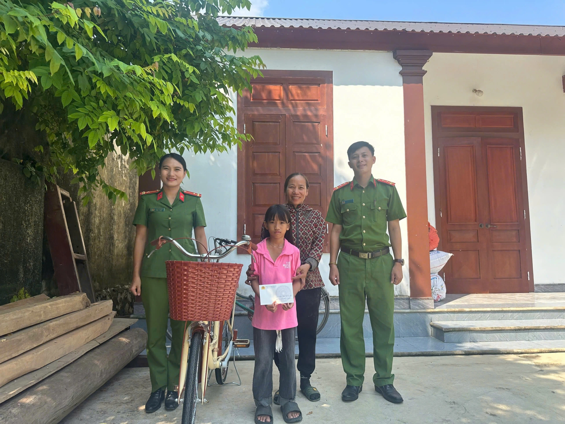 Thăm hỏi, tặng quà cho “con nuôi Công an xã”