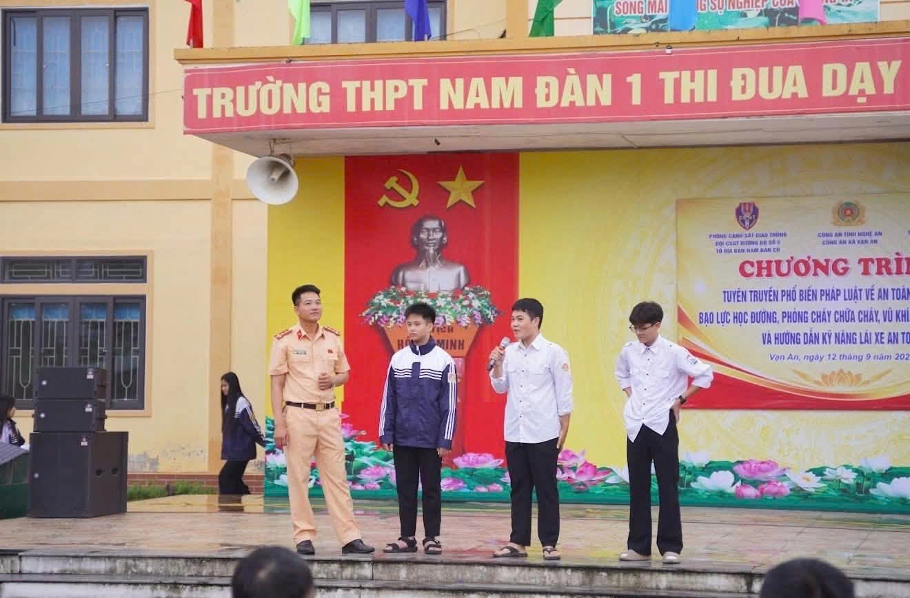 Hơn 1.600 học sinh được tuyên truyền pháp luật, hướng dẫn kỹ năng lái xe an toàn