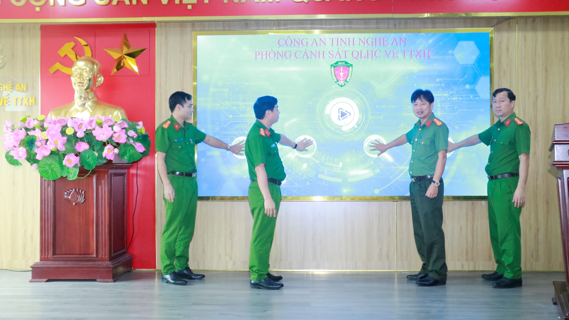 Phòng Cảnh sát QLHC về TTXH ra mắt mô hình Ba nhất “Cán bộ tận tâm - Nhân dân đồng lòng”
