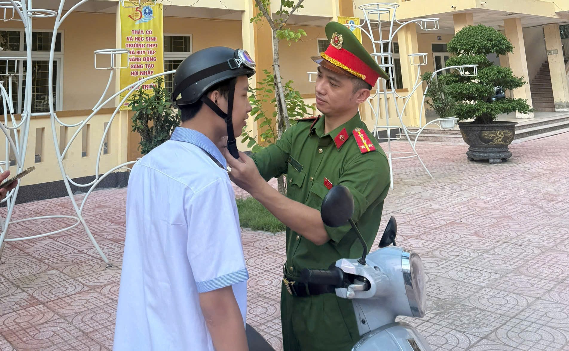 Công an phường Thành Vinh tuyên truyền, phổ biến kiến thức về an toàn giao thông, phòng chống lừa đảo trên không gian mạng