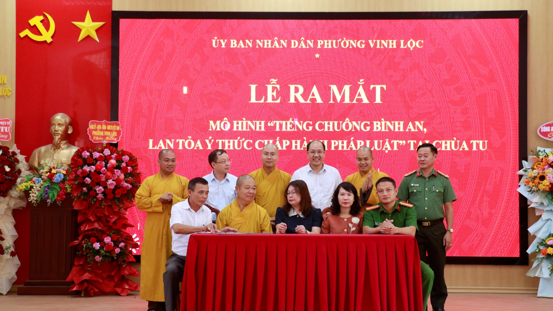 Phường Vinh Lộc:
Lễ ra mắt mô hình “Tiếng chuông bình an, lan tỏa ý thức chấp hành pháp luật”