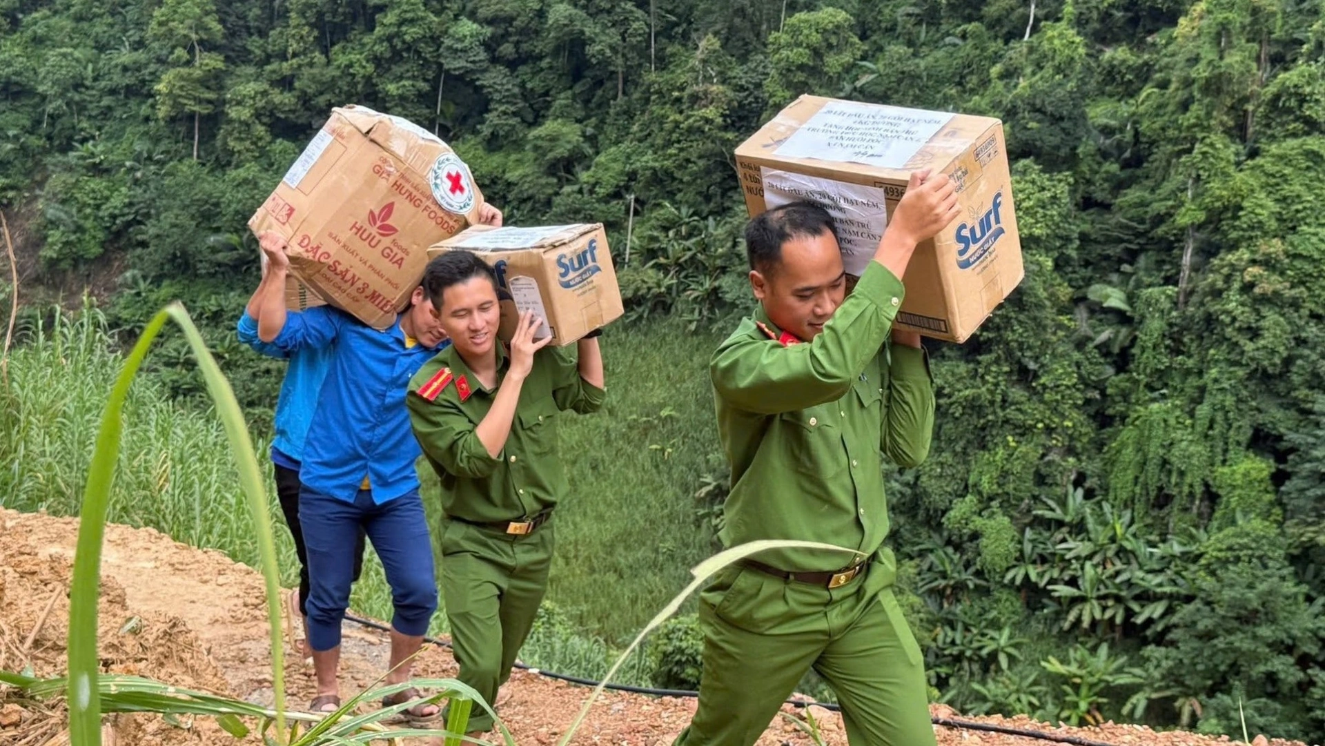 Công an xã Nậm Cắn mang Trung thu ấm áp đến với trẻ em nơi biên giới