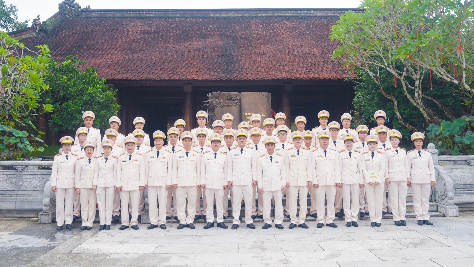 Phòng Cảnh sát PCCC và CNCH Công an tỉnh dâng hoa, dâng hương tại địa chỉ đỏ