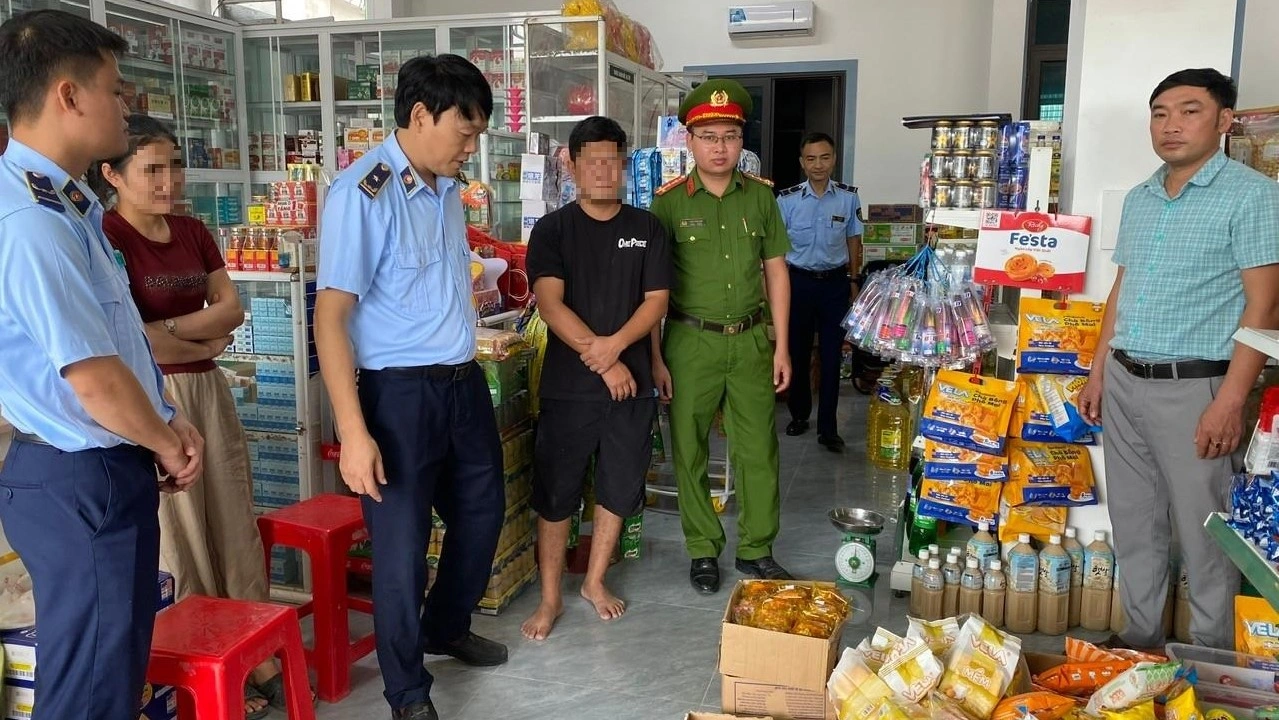 Công an xã Hạnh Lâm phát hiện, xử lý 02 cơ sở kinh doanh thực phẩm không rõ nguồn gốc