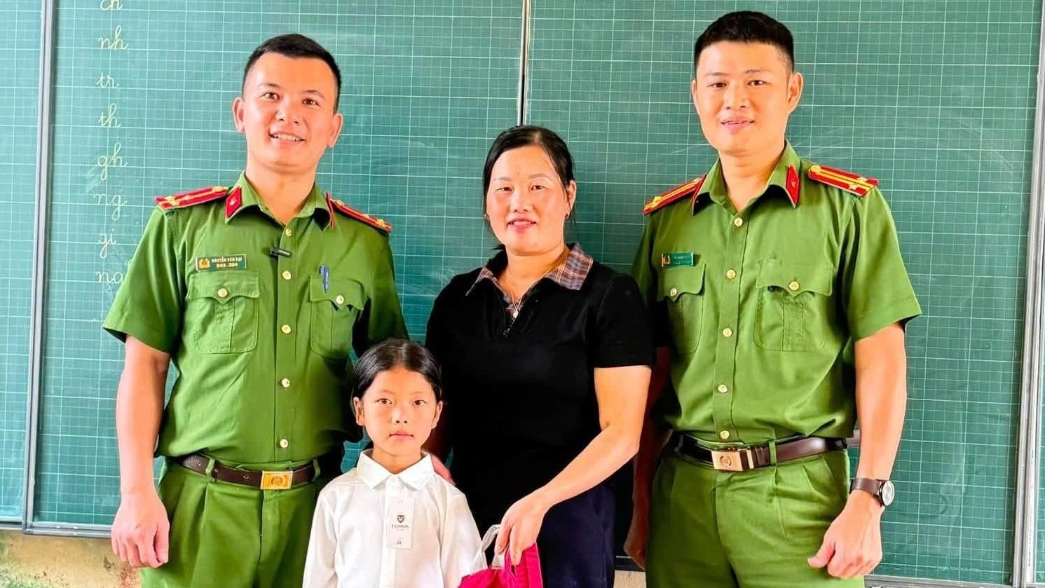 Công an xã Huồi Tụ đồng hành cùng “con nuôi” bước vào năm học mới