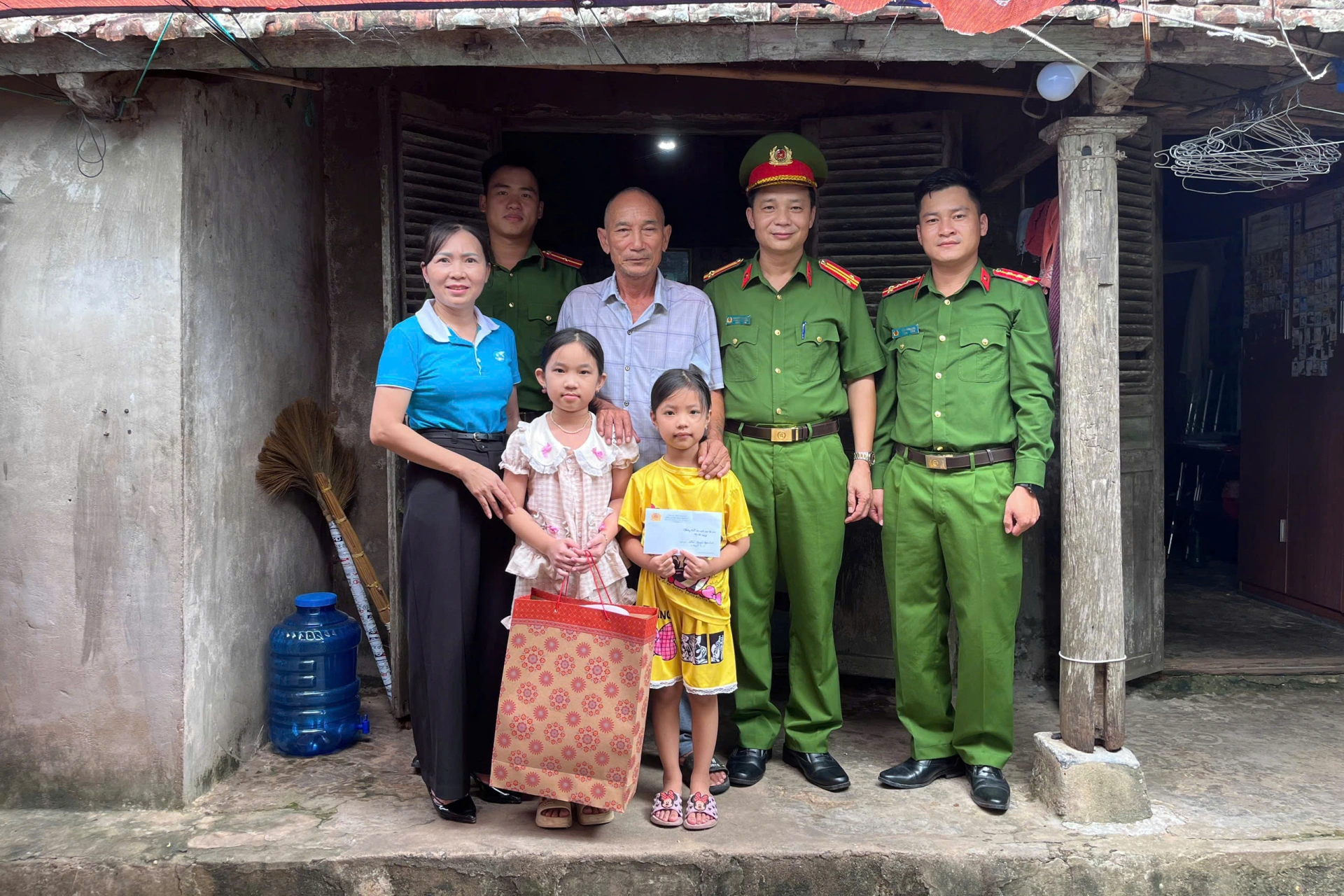 Trao quà “Tiếp bước đến trường” tặng các cháu “con nuôi Công an phường”