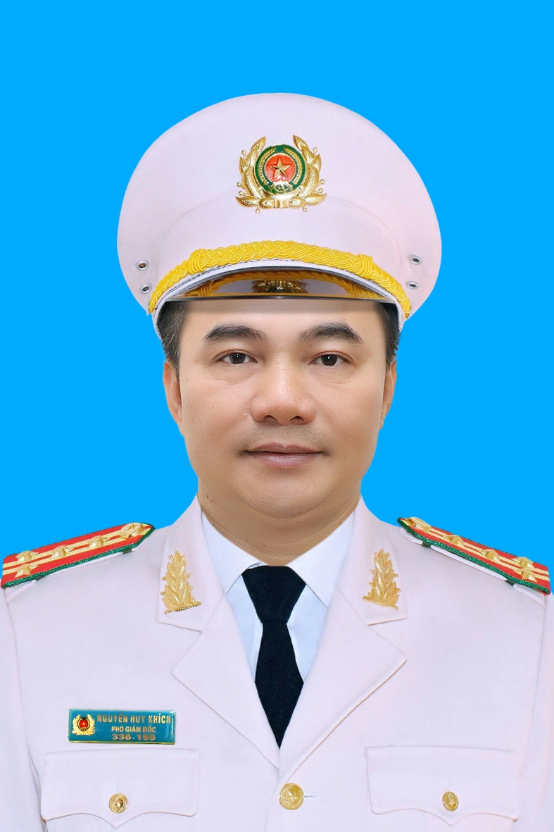 Đồng chí: Nguyễn Huy Khích
Năm sinh: 1978
Quê quán: tỉnh Bắc Ninh.
Chức vụ: Phó Giám đốc Công an tỉnh Nghệ An (T4/2026 đến nay)