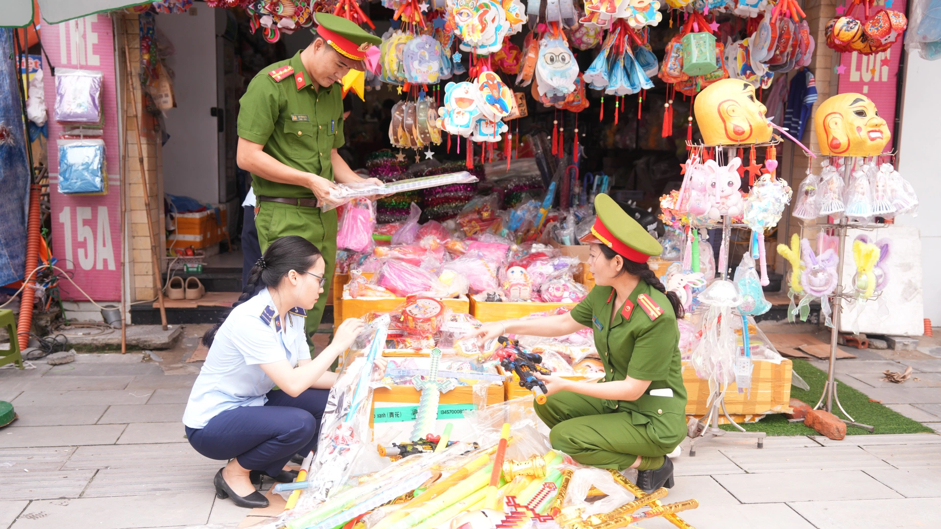 Công an phường Thành Vinh tăng cường kiểm tra hàng hóa dịp Tết Trung thu