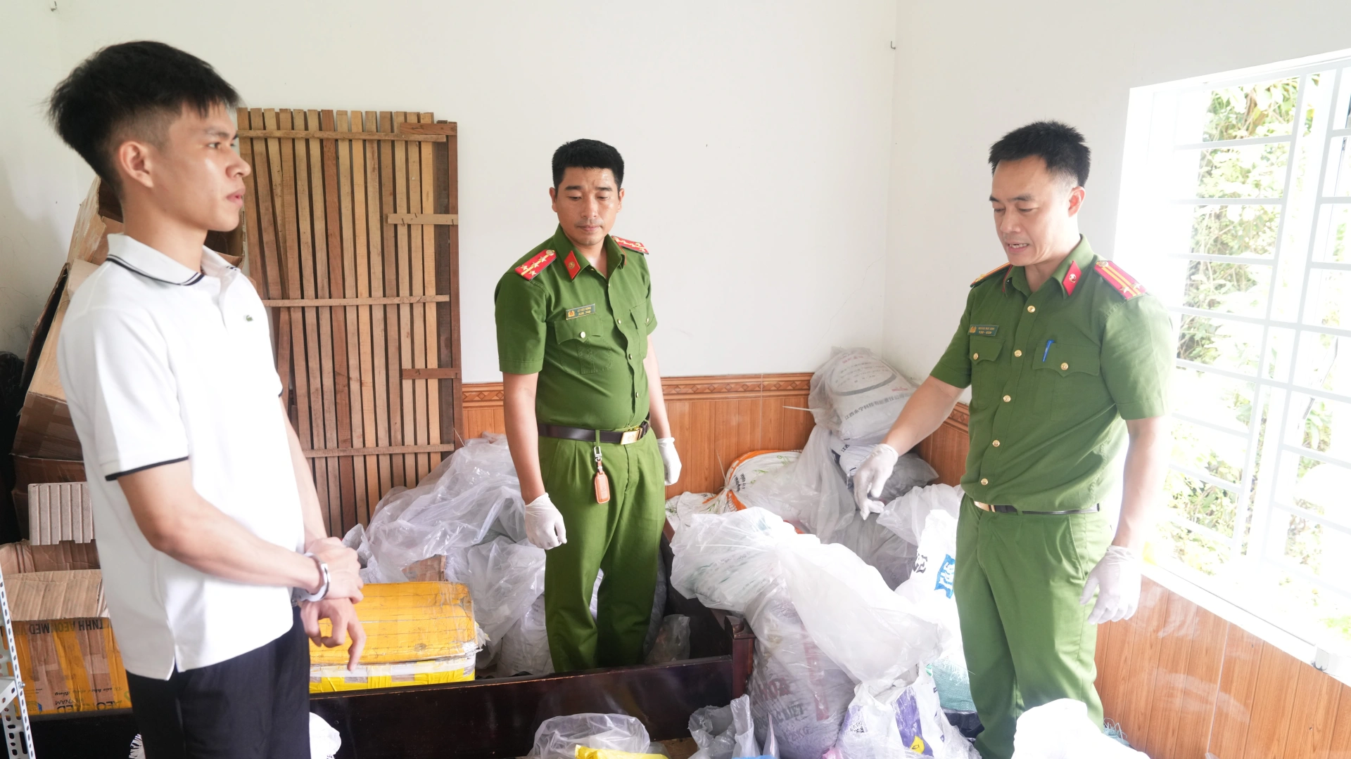 Công an phường Trường Vinh, tỉnh Nghệ An phát hiện, bắt giữ đối tượng sản xuất pháo nổ số lượng lớn