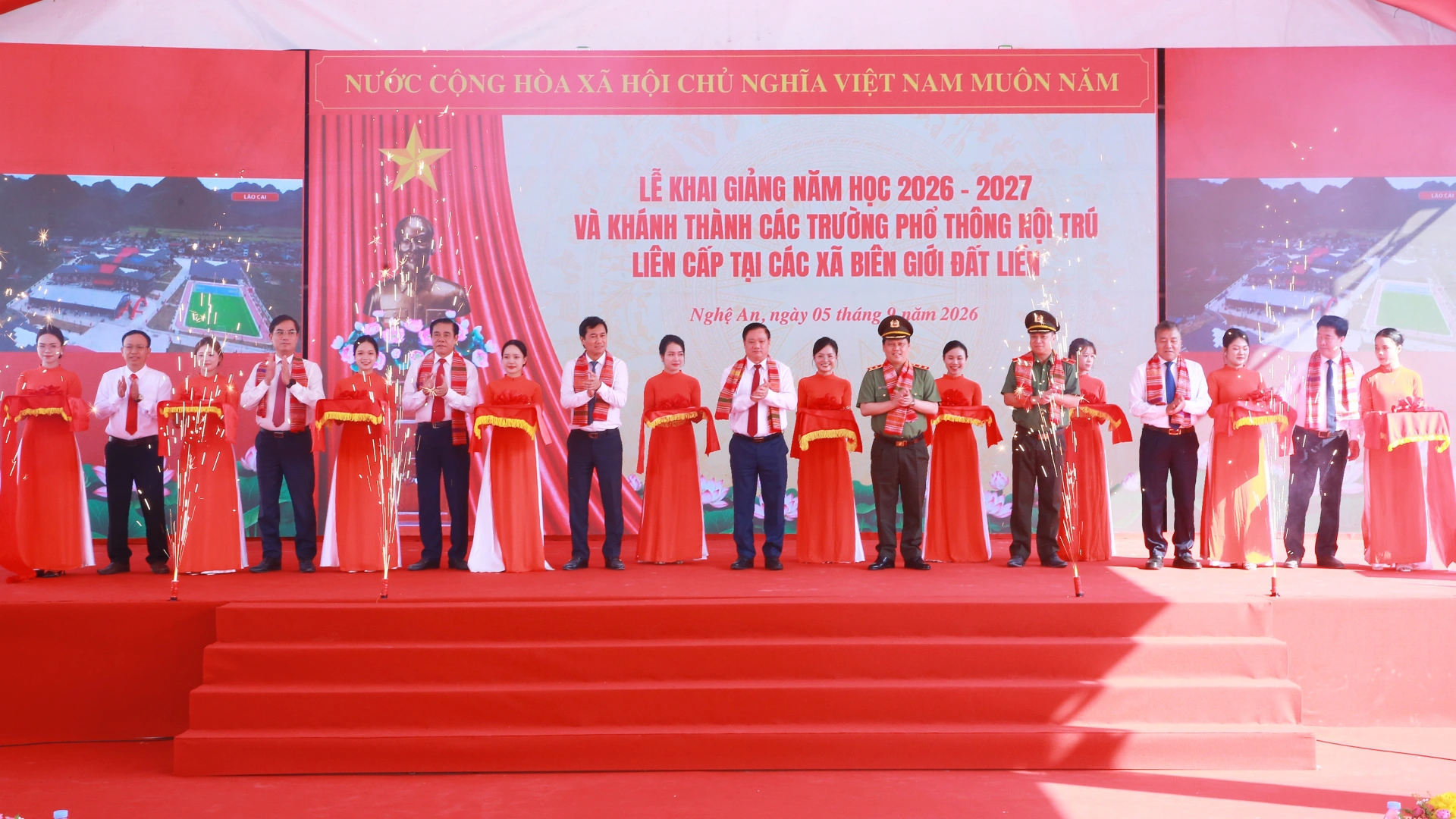 Trung tướng Bùi Quang Thanh và Thiếu tướng Đinh Việt Dũng tham dự lễ khai giảng năm học mới và khánh thành Trường phổ thông nội trú Tiểu học và THCS xã Anh Sơn