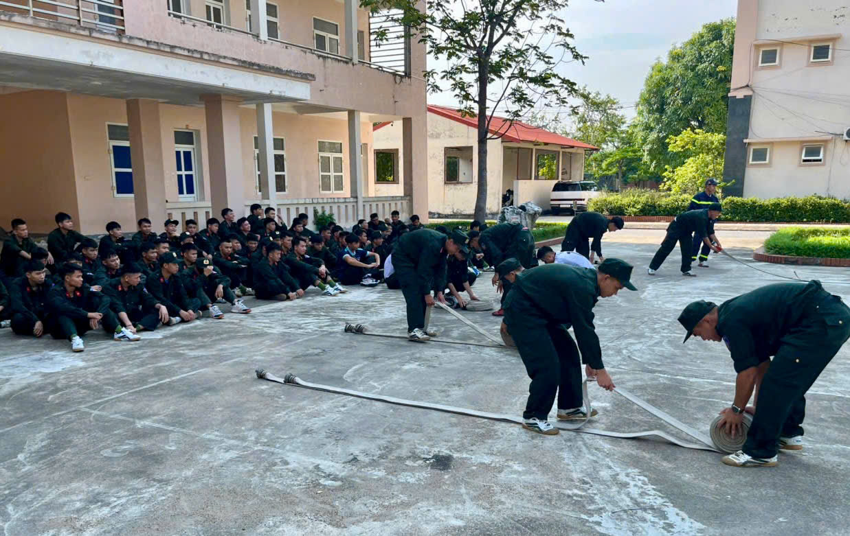Huấn luyện nghiệp vụ PCCC và CNCH cho chiến sĩ nghĩa vụ mới năm 2026