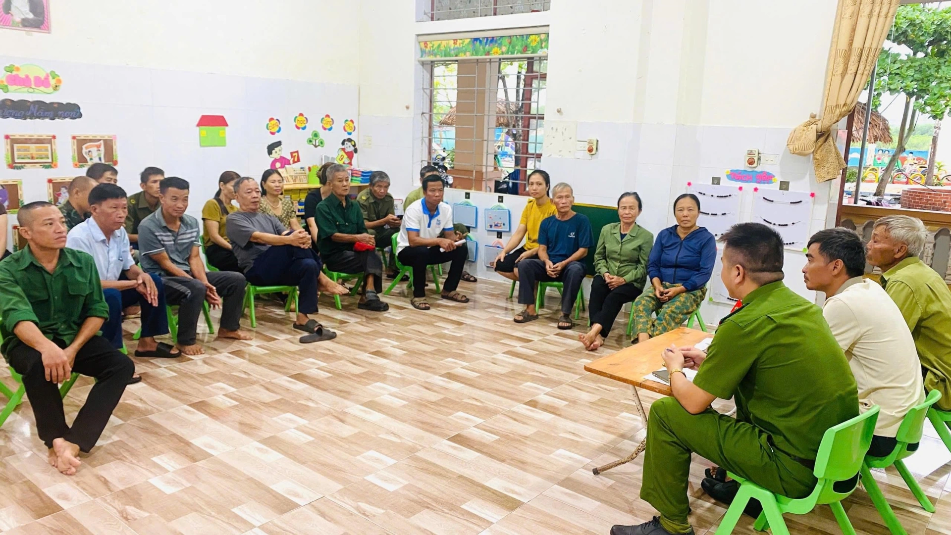 Công an xã Đại Đồng hướng dẫn cấp thẻ căn cước cho trẻ em dưới 6 tuổi và kích hoạt tài khoản định danh điện tử