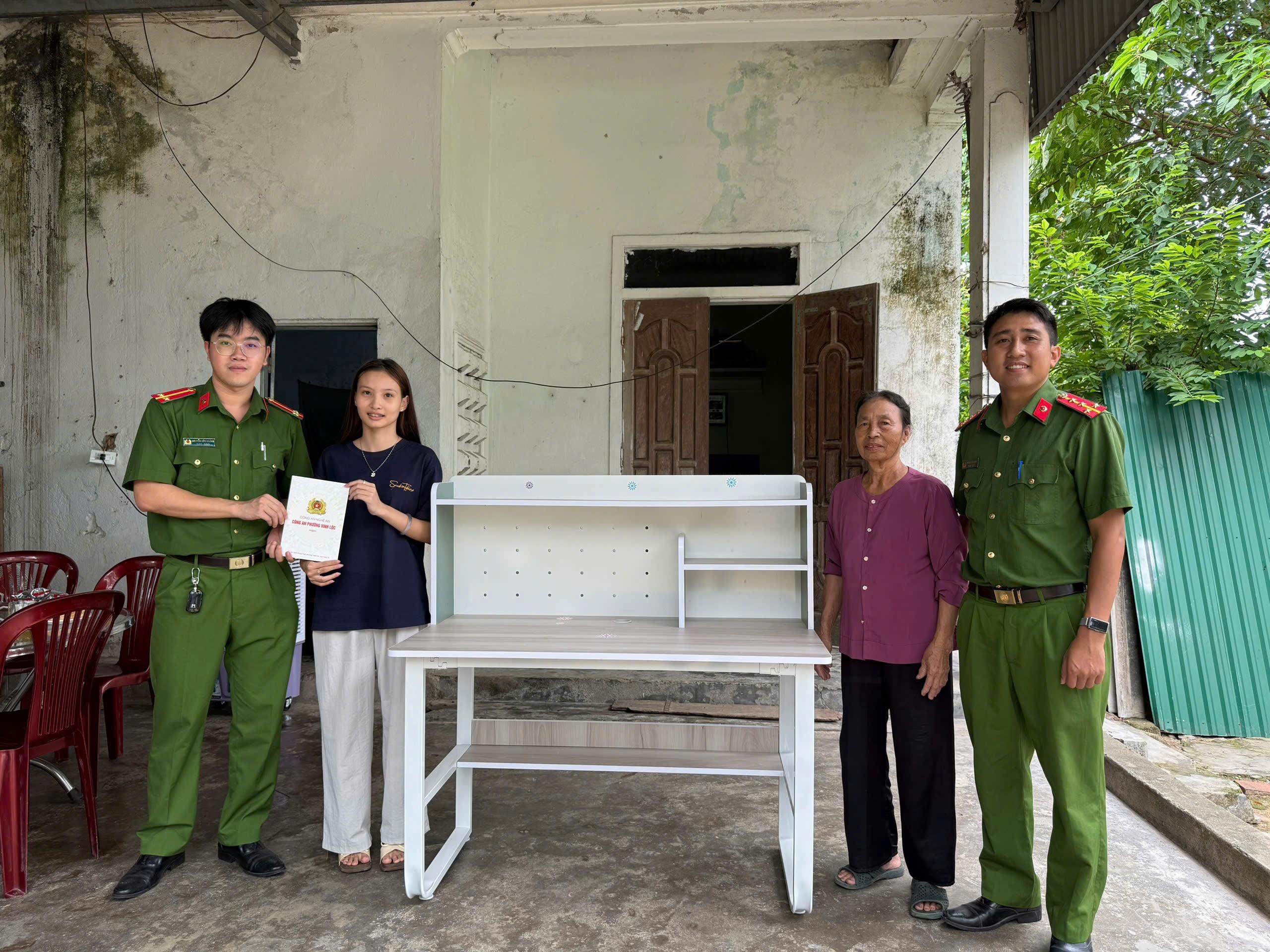 Chi đoàn Công an phường Vinh Lộc thăm, tặng quà 2 trẻ nhận đỡ đầu trước thềm năm học mới