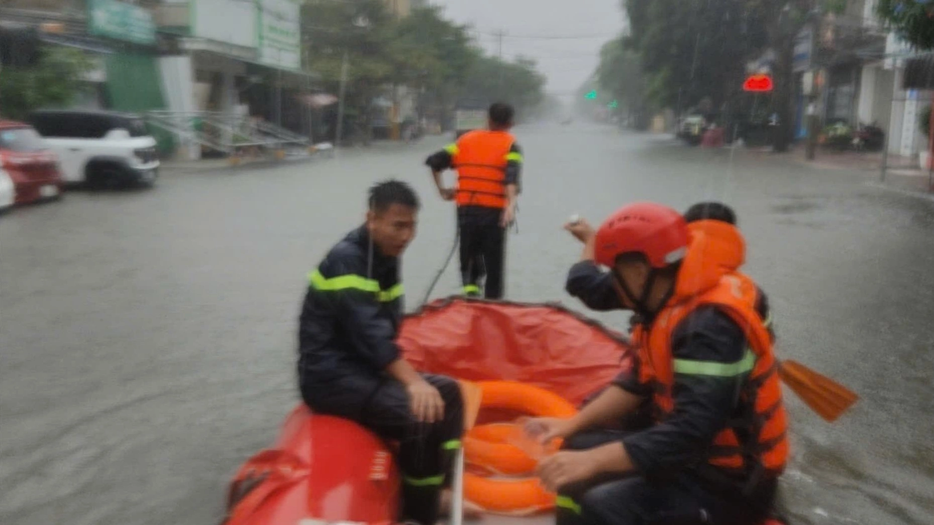 Lực lượng Cảnh sát PCCC và CNCH Công an tỉnh Nghệ An kịp thời hỗ trợ người dân trong mưa lớn, ngập lụt