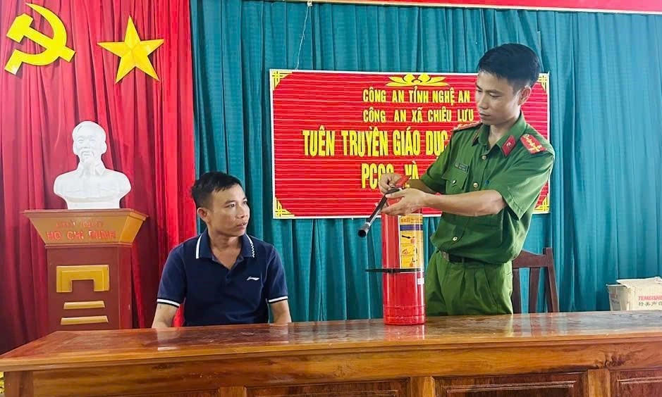 Công an xã Chiêu Lưu tuyên truyền phòng cháy, chữa cháy và cứu nạn, cứu hộ