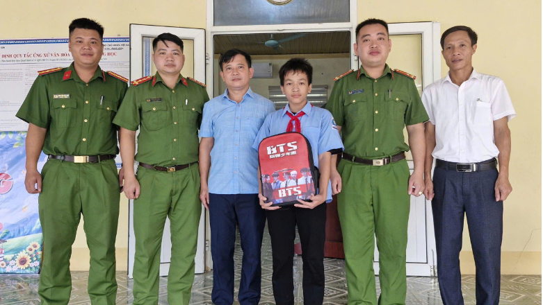 Công an xã Yên Xuân đồng hành cùng “em nuôi của Đoàn, Hội” đến trường