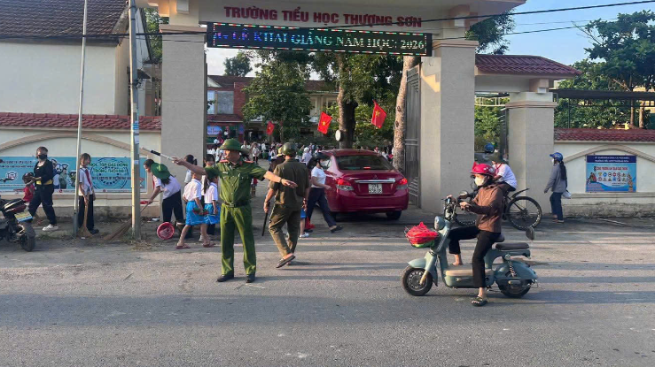 Công an xã Văn Hiến ra quân bảo đảm an toàn giao thông tại các trường học