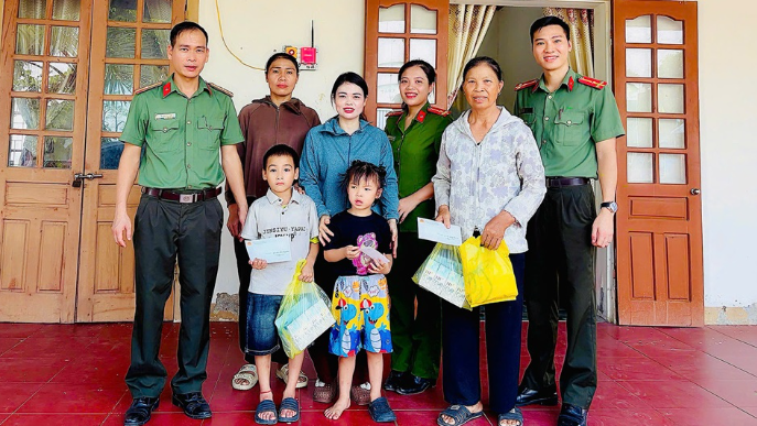 Công an xã Tân Phú thăm, tặng quà em nuôi trước năm học mới