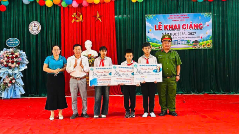Công an xã Anh Sơn Đông đồng hành cùng “em nuôi của Đoàn, Hội” đến trường