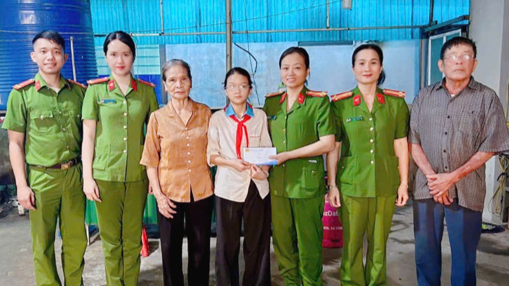 Công an xã Thần Lĩnh tiếp sức “em nuôi” đến trường
