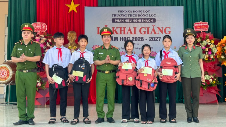 Công an xã Đông Lộc trao quà tặng học sinh có hoàn cảnh khó khăn